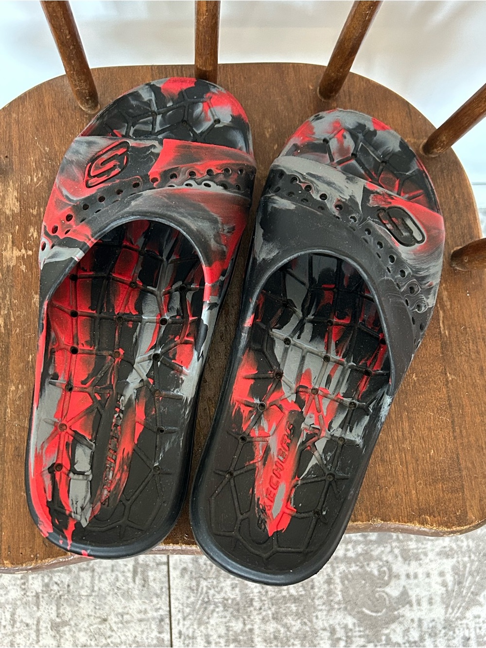 Youth Size 6 Skechers Slides